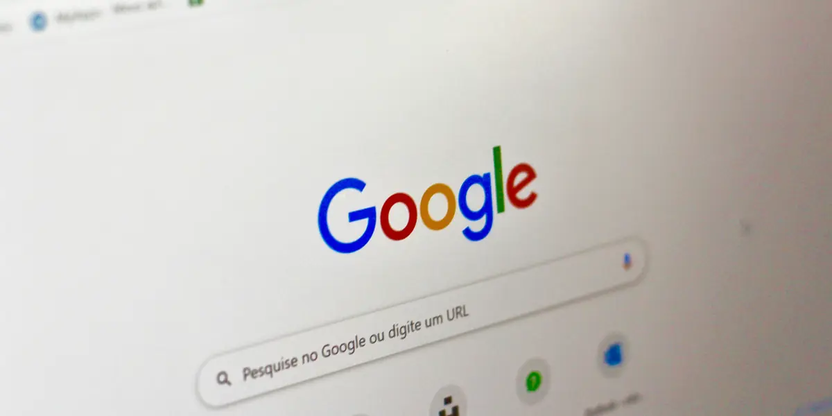 Pagina de start Google deschisă pe un ecran de laptop, cu bara de căutare în prim-plan