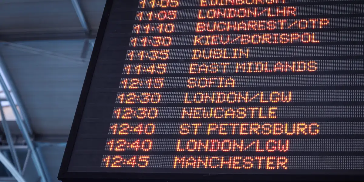 Panou de plecări dintr-un aeroport, cu destinații europene scrise cu portocaliu: 11:05 Edinburgh, 11:05 Londra LHR, 11:10 București OTP, 11:30 Kiev, 11:35 Dublin, 11:45 East Midlands, 12:15 Sofia, 12:30 Londra LGW, 12:30 Newcastle, 12:40 Sankt Petersburg, 12:45 Manchester