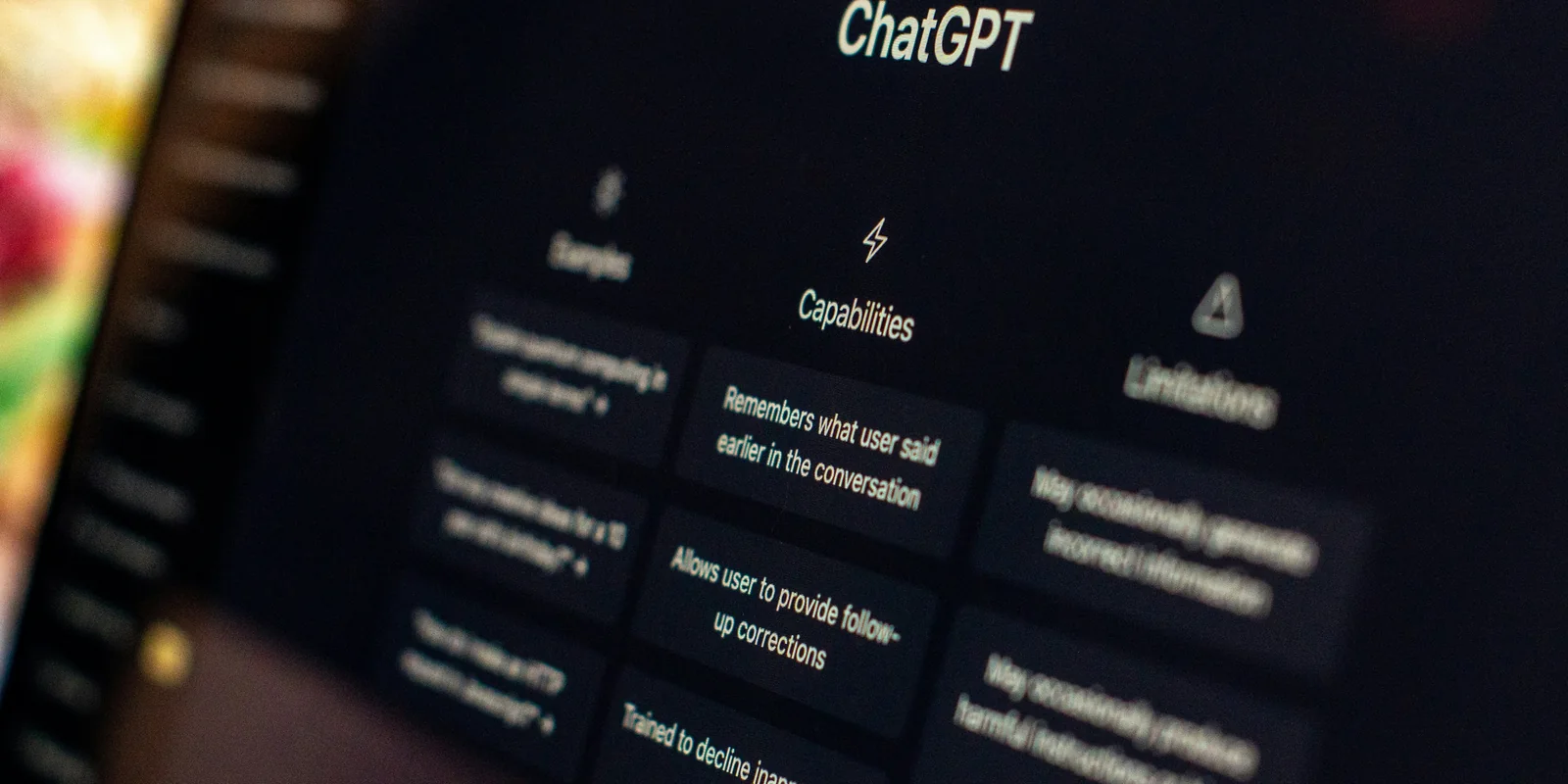La schermata iniziale di ChatGPT su un portatile, ripresa di taglio
