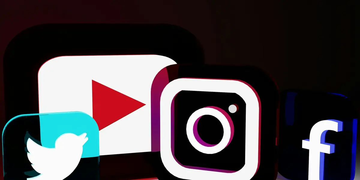 Three-dimensional social app icons — Twitter, YouTube, Instagram and Facebook — arranged side by side against a dark background