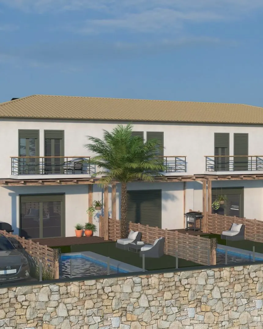 Ansamblul Ela Home văzut dinspre drumul de acces — patru piscine, zid de sprijin din piatră, terase de măslini