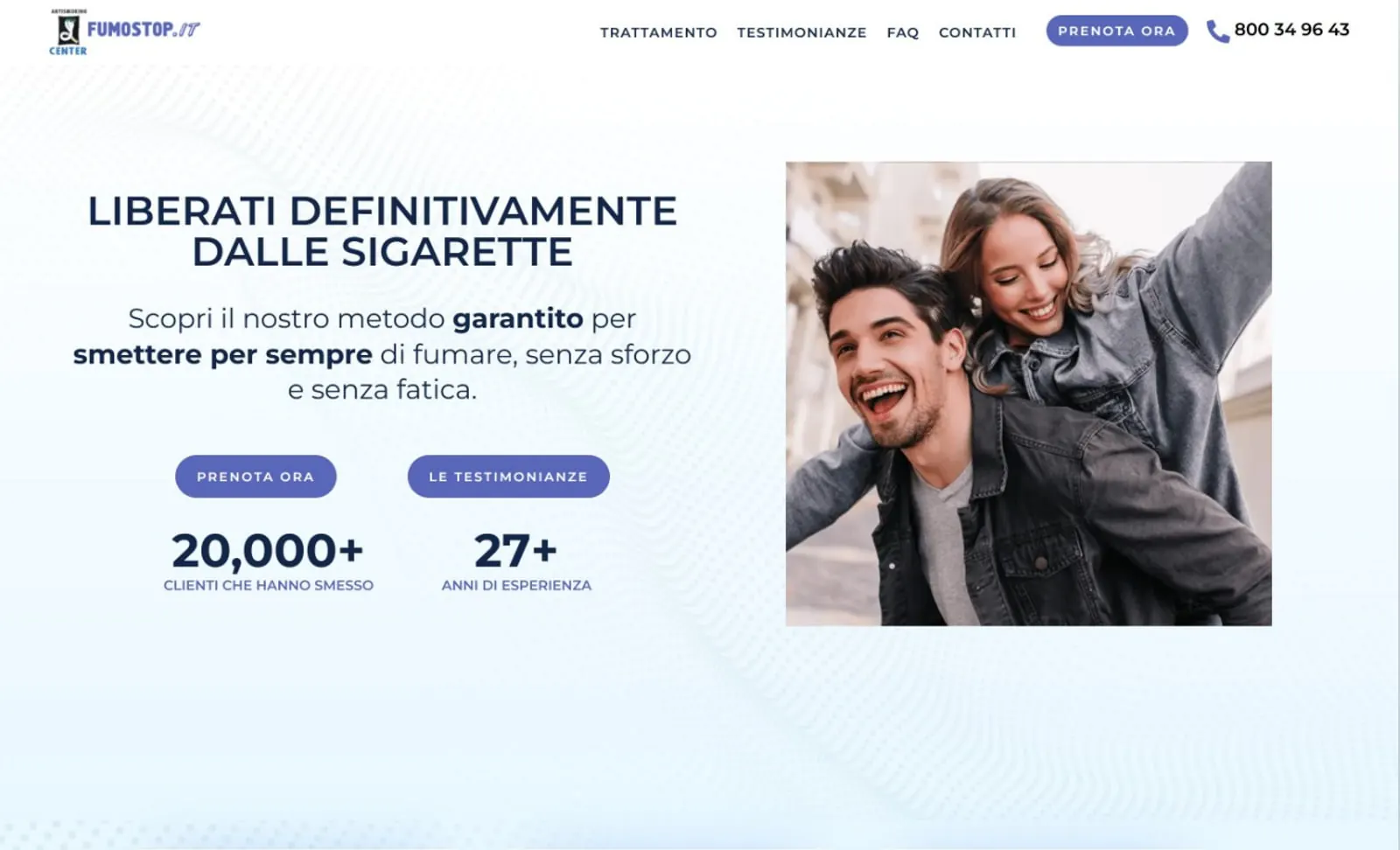 La precedente homepage di Fumostop — una foto stock di una coppia che ride, una promessa in maiuscolo e due pulsanti indaco